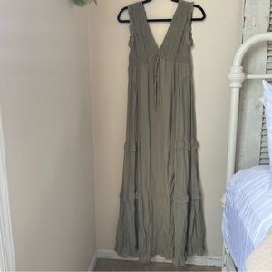 Maxi dress. Size small. Never worn. V line neck with tie in the back.
